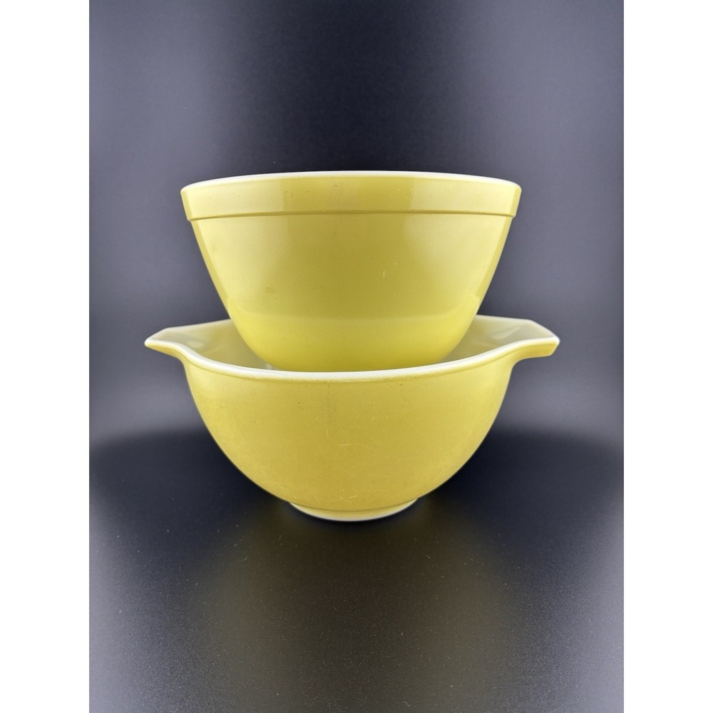 PYREX Yellow/green Glass Bowl Set Nesting 401 Original Round  1 1/2 PT each